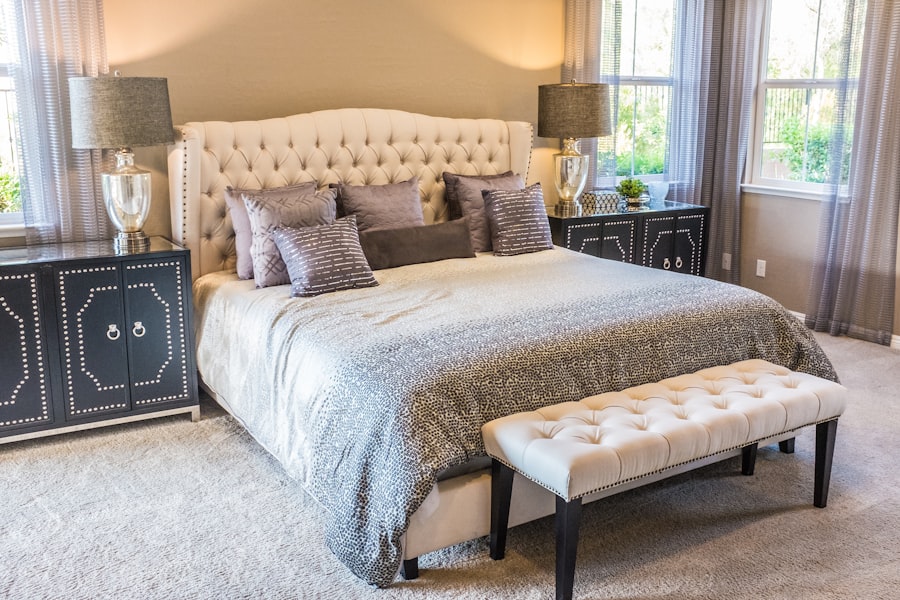 Cama box completa em ambiente decorado